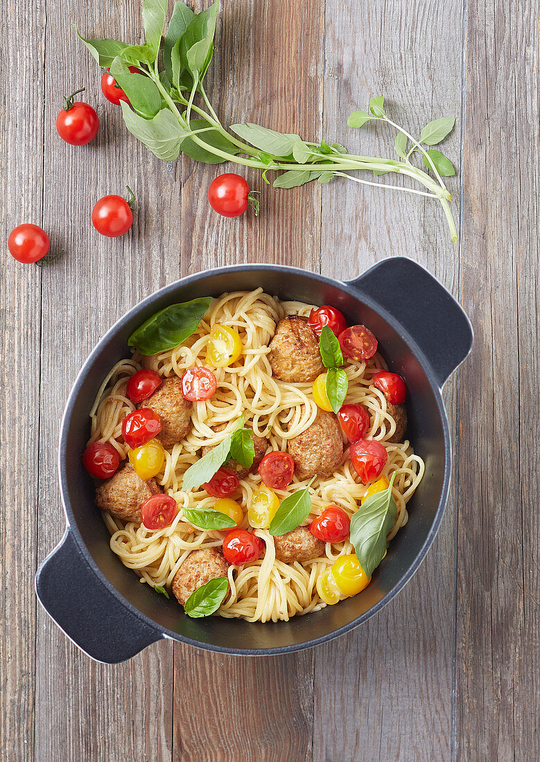 Spaghetti mit Fleischbällchen und Kirschtomaten