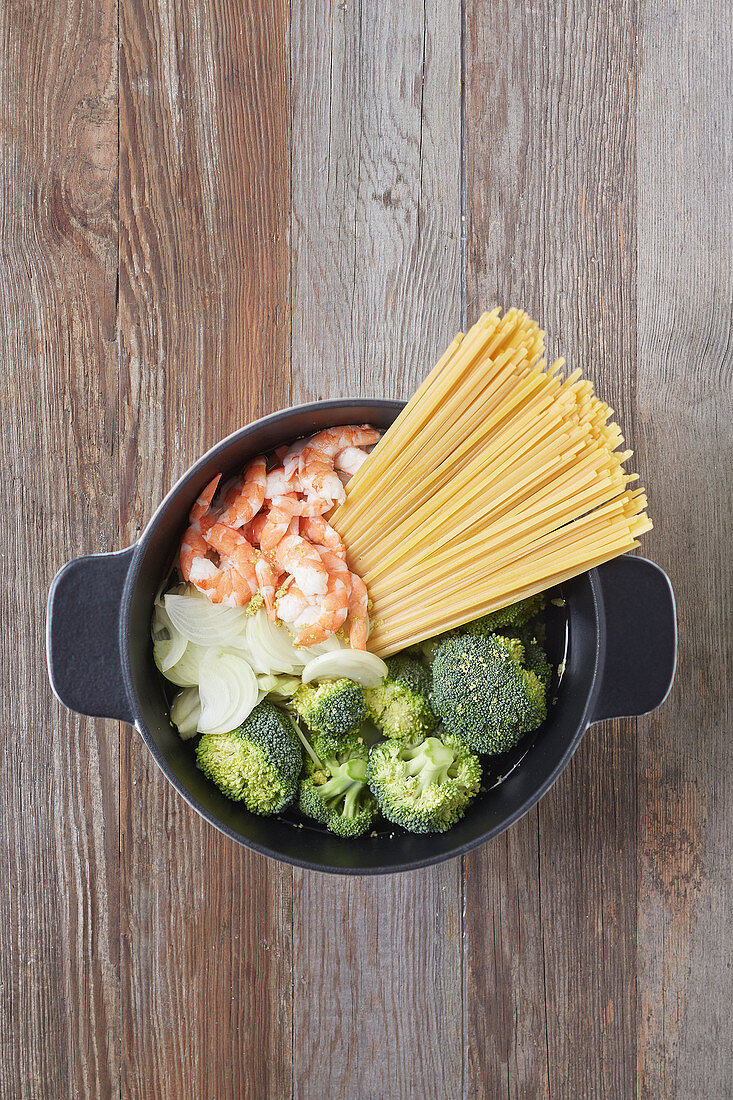 Zutaten für Spaghetti mit Shrimps, Brokkoli und Zwiebeln