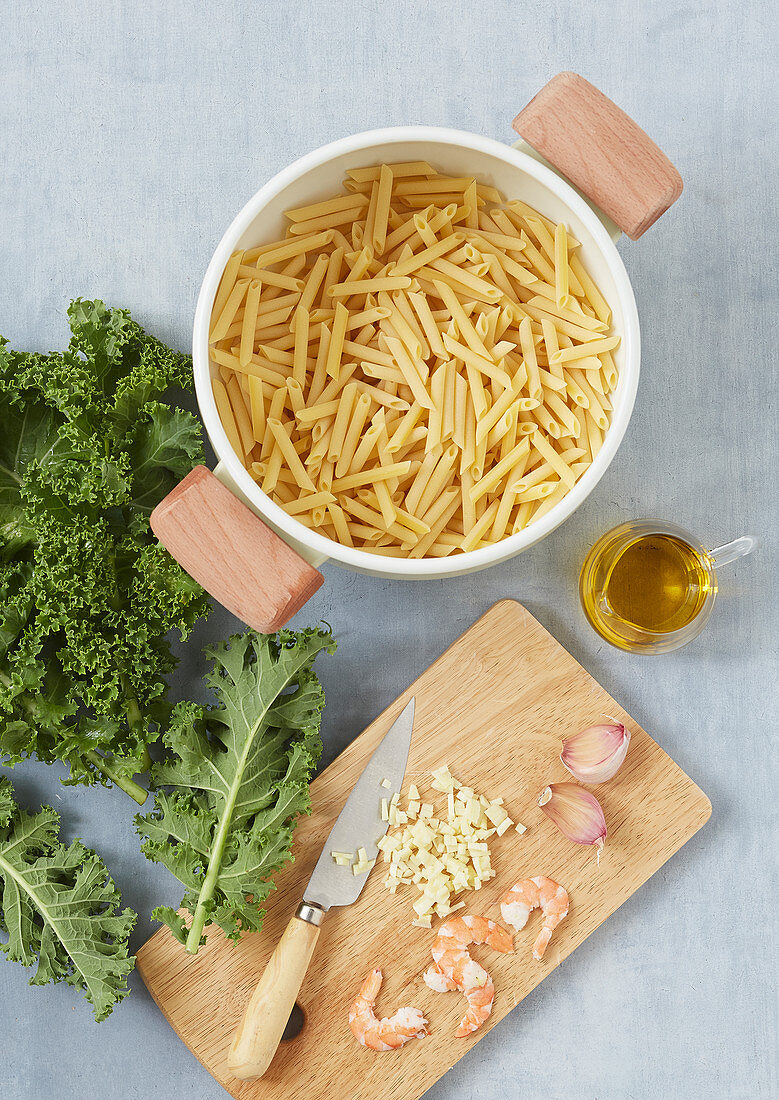 Zutaten für Penne mit Shrimps, Knoblauch und Grünkohl