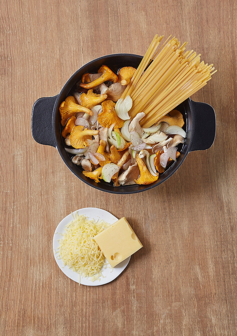 Ingredients for spaghetti with chanterelles, porcini mushrooms, onions and gruyère cheese