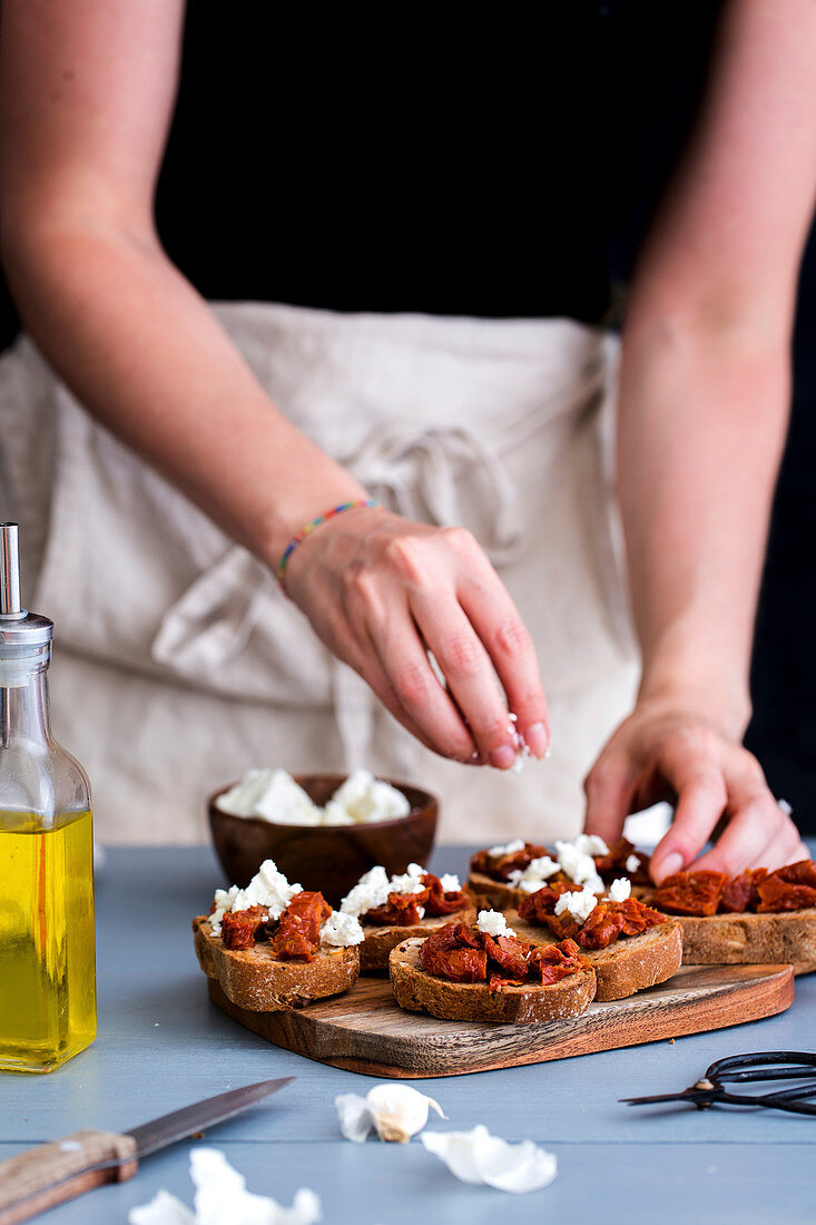 Röstbrot mit sonnengetrockneten Tomaten und Feta zubereiten