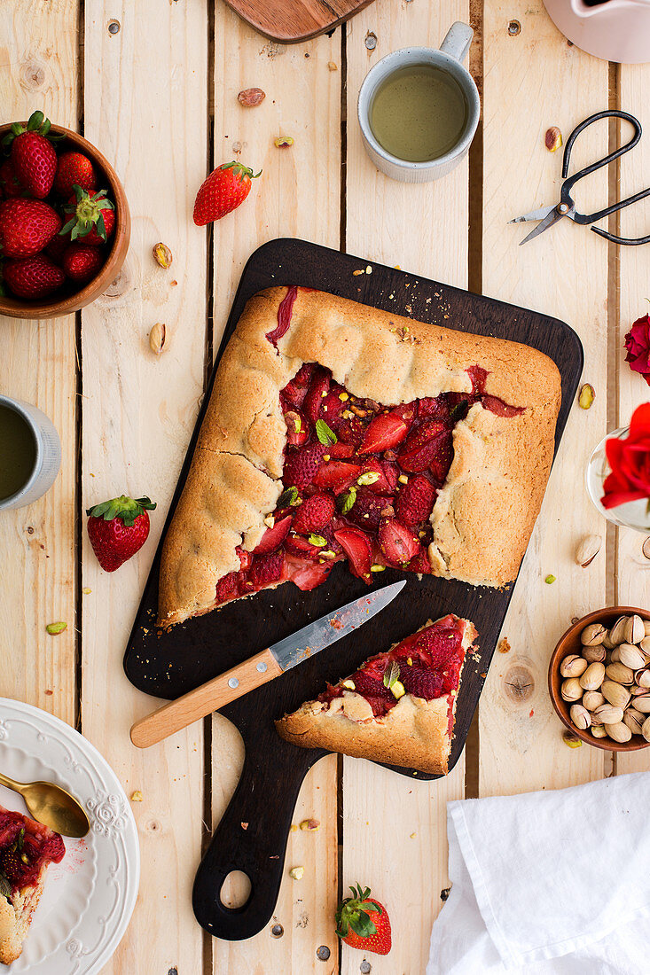 Strawberry tart with pistachios