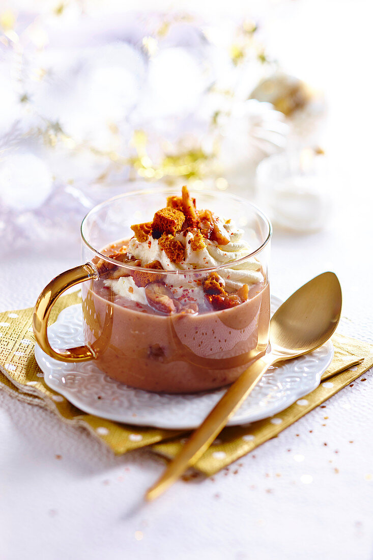 Weihnachtlicher Kastanien-Cappuccino mit Foie Gras