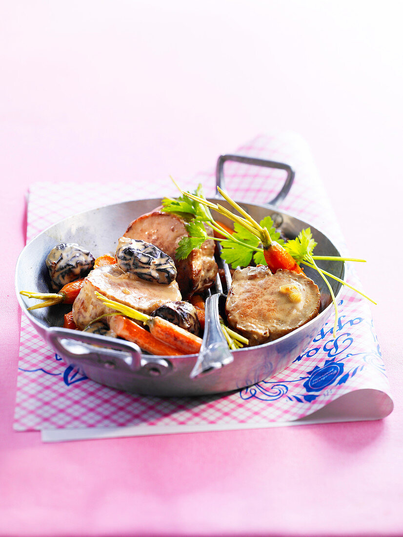 Pork filet mignon with carrots and prunes