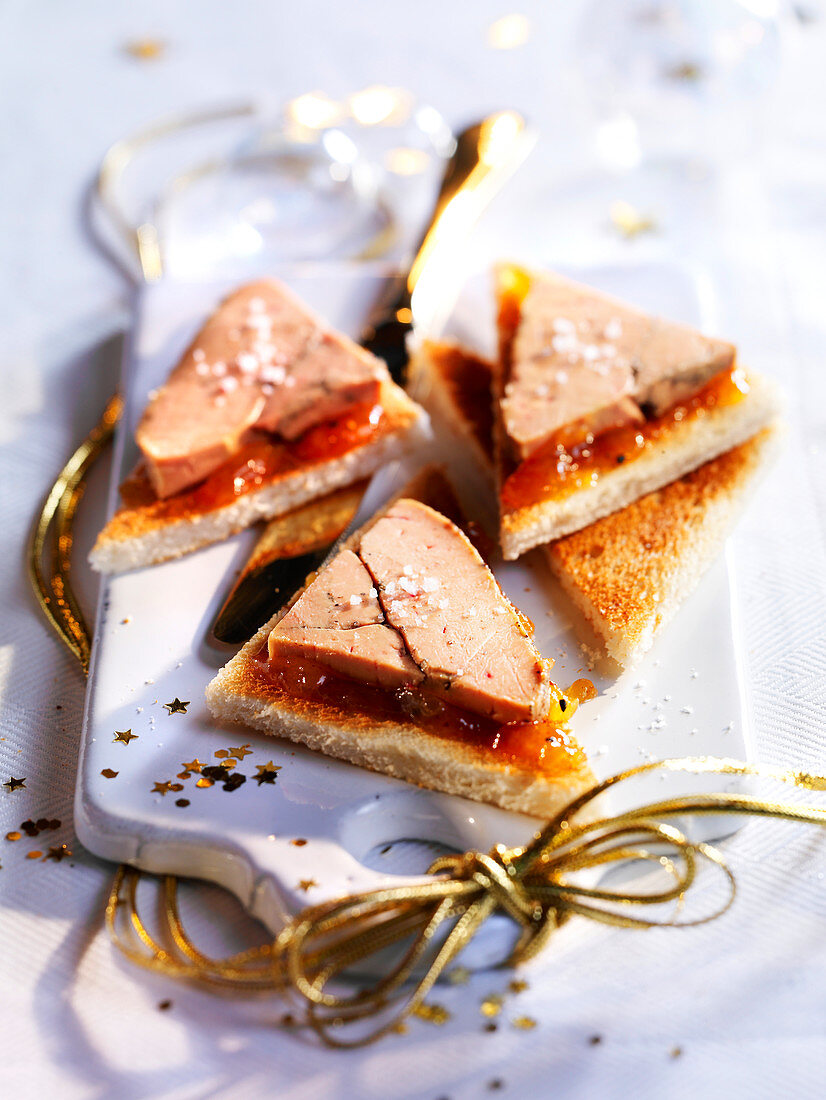 Canapés with foie gras and chutney