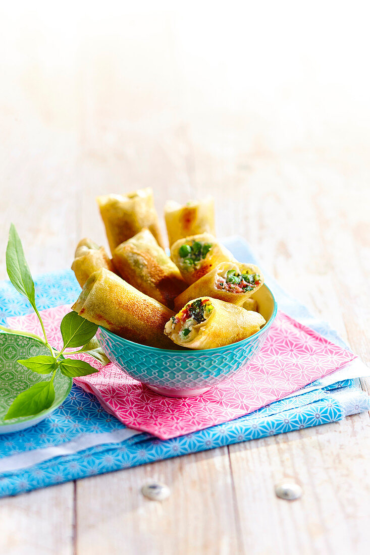 Spring rolls filled with peas, asparagus and ham
