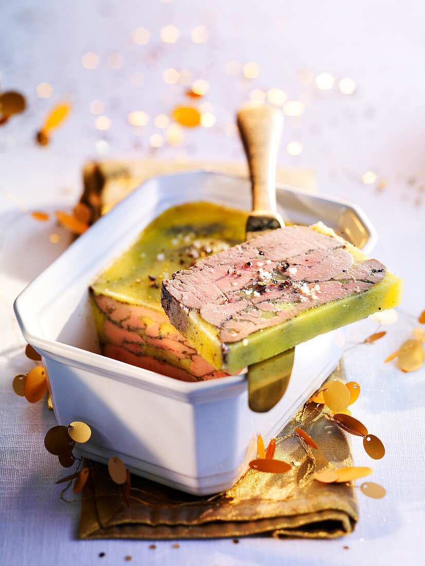 Festliche Terrine mit Gänsestopfleber