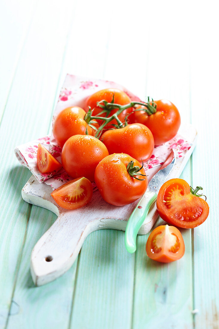 Frische Strauchtomaten auf Holzbrett