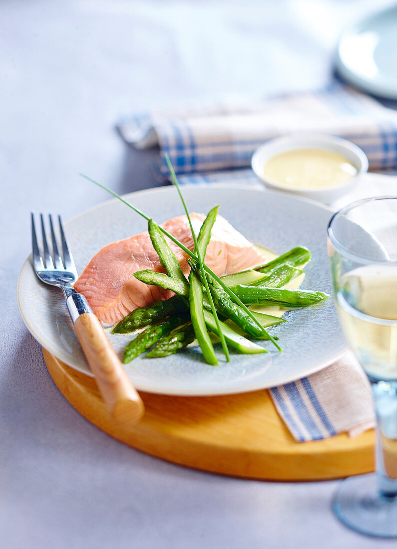 Steamed salmon with green asparagus