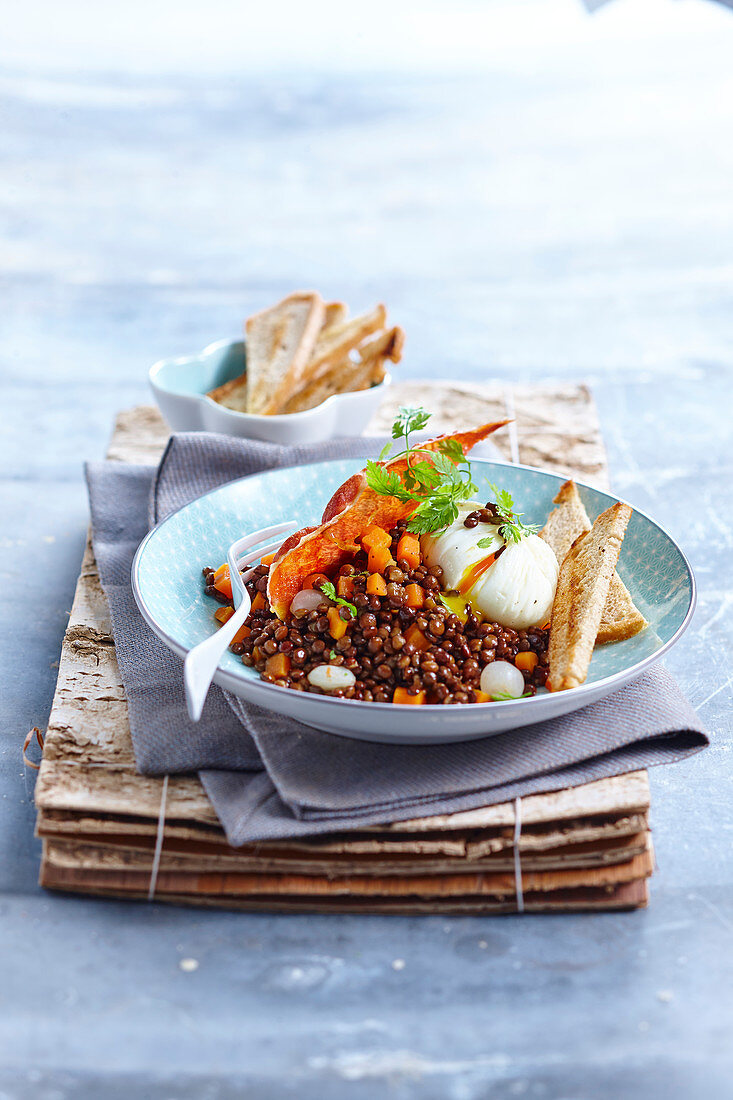 Lentil salad with a poached egg and crisp bacon