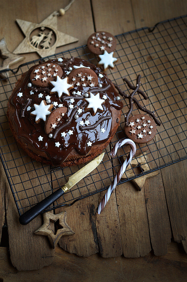 Weihnachtlicher Schokoladenkuchen verziert mit Sternen