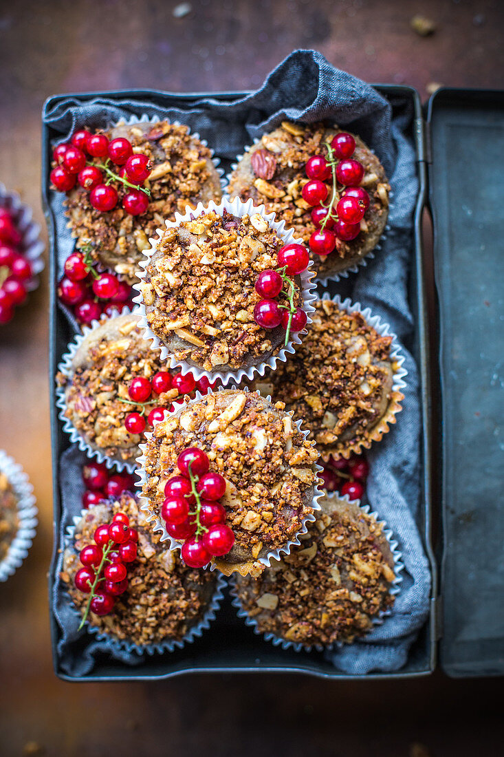 Muffins with currants and hazelnut crumble