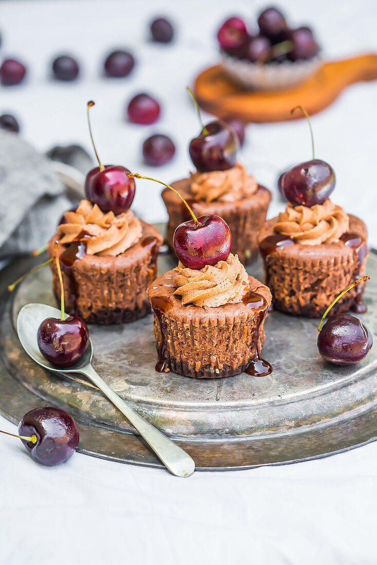 Schokoladen-Kirsch-Cupcakes