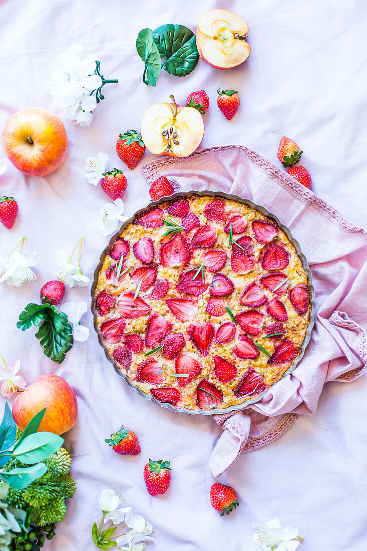 Clafoutis mit Erdbeeren und Apfel