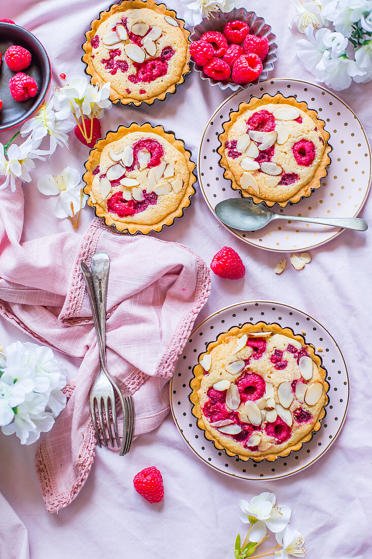 Summery marzipan tartlets with raspberries
