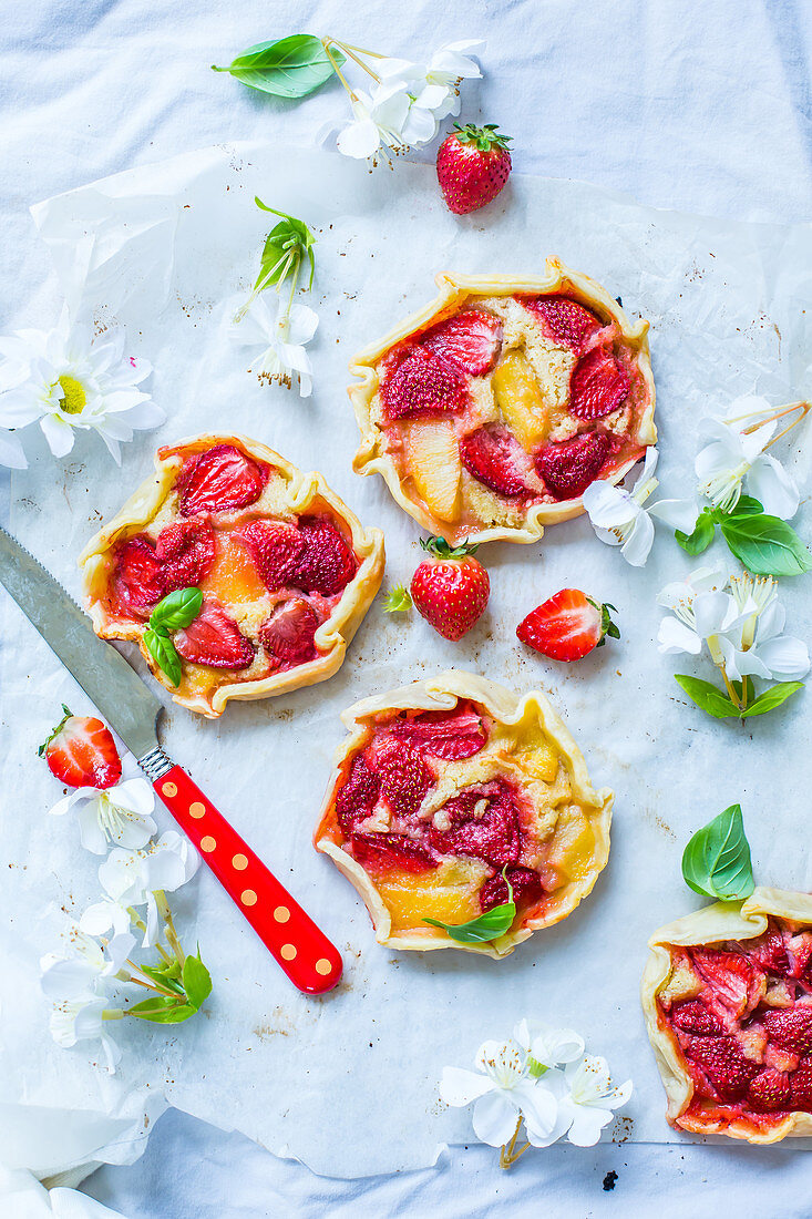 Marzipan galettes with strawberries and apples