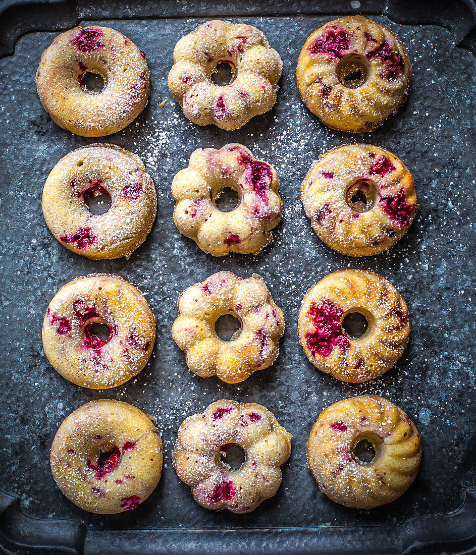 Donut-style raspberry cakes