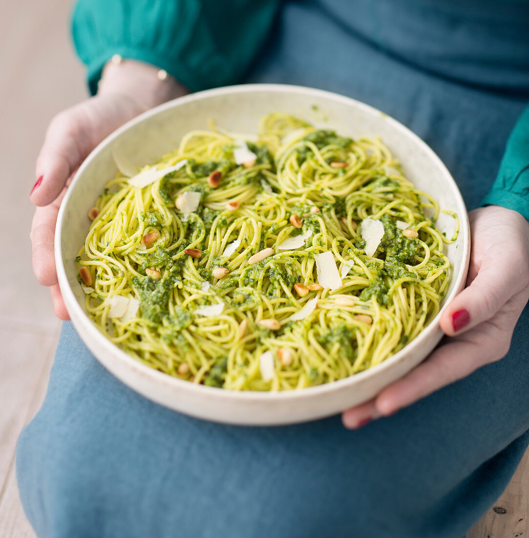 Spaghetti mit Pesto, Knoblauch, Pinienkernen und Parmesan