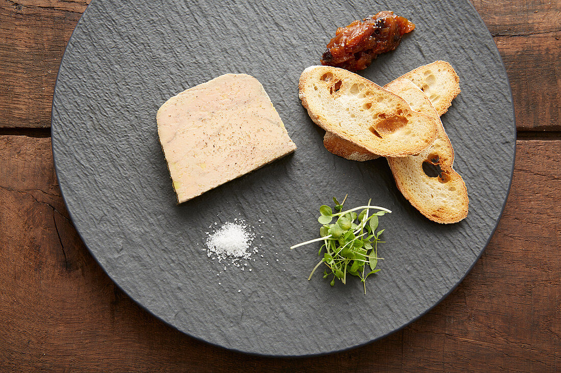 Gänseleberterrine mit Feigenchutney und Röstbrot