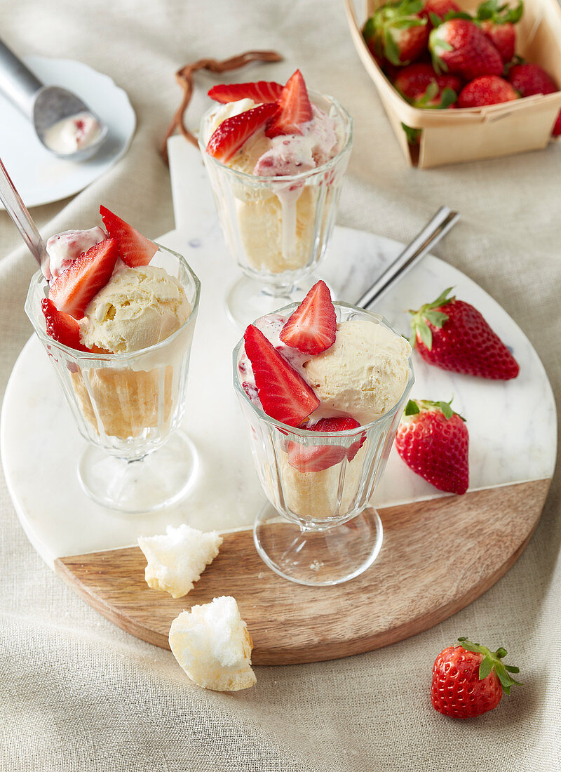 Vacherin with strawberries (dessert, France)