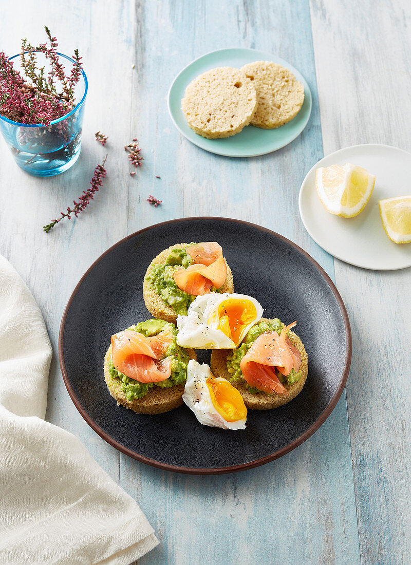 Toasties with avocado, salmon and soft-boiled eggs