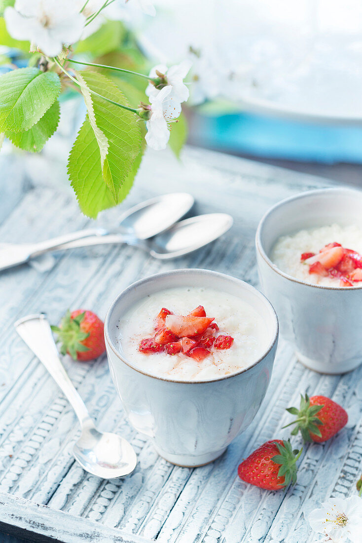 Milchreis mit Vanillesirup und frischen Erdbeeren