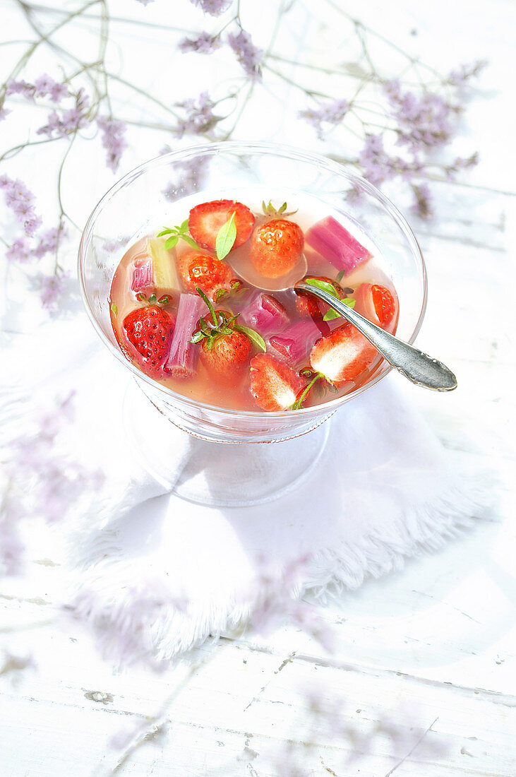 Sommerliche Obstsuppe mit Erdbeeren, Rhabarber und Eisenkraut