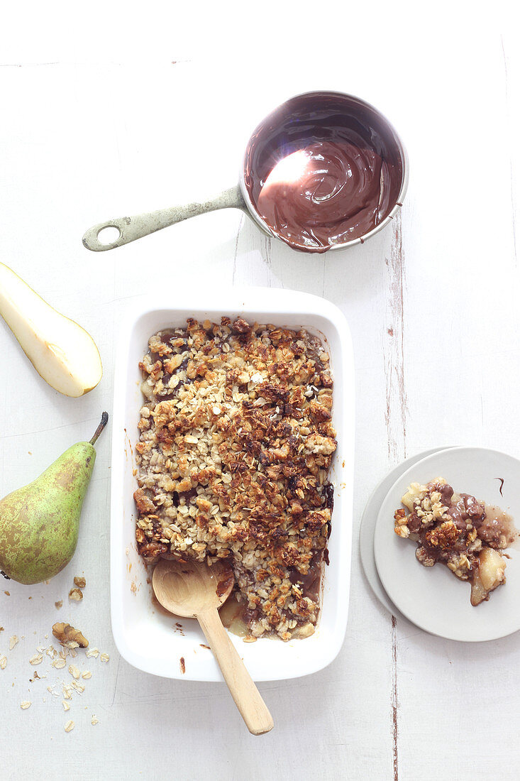 Chocolate crumble with pears