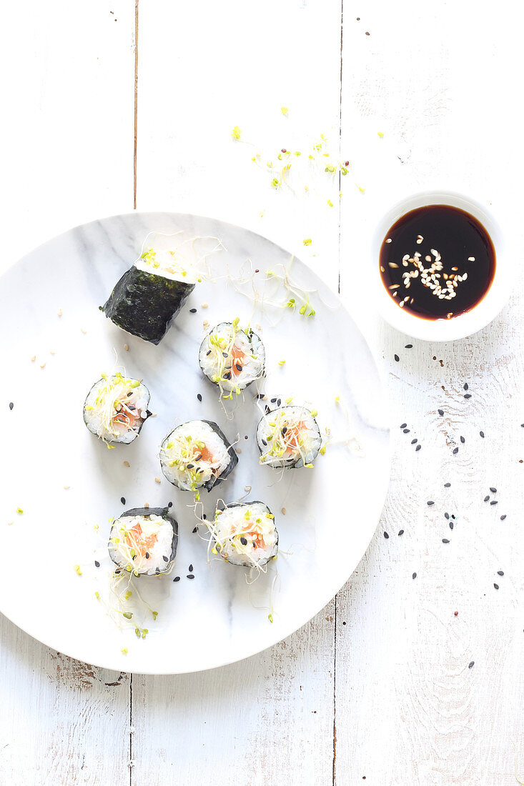 Maki-Sushi mit Lachs und schwarzem Sesam (Japan)