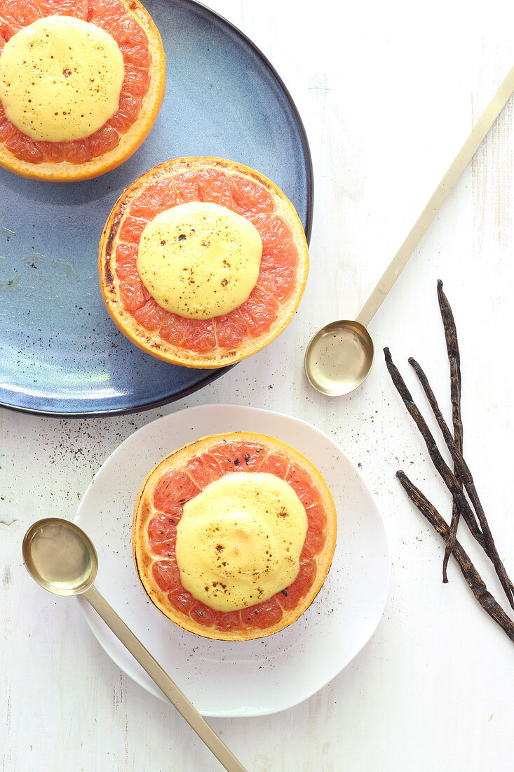 Fried pink grapefruit with vanilla cream