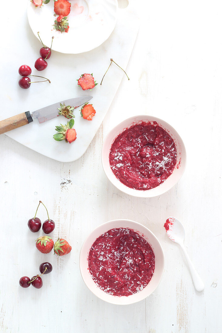 Smoothie-Bowl mit roten Beeren