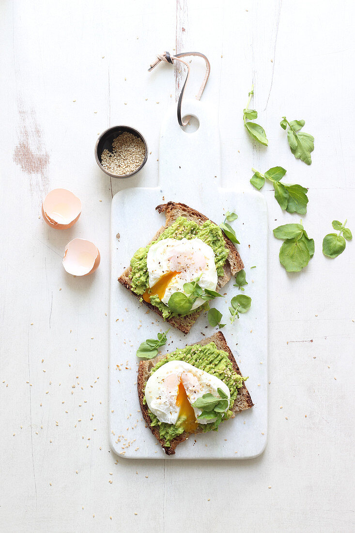 Brotscheiben mit Guacamole und pochiertem Ei