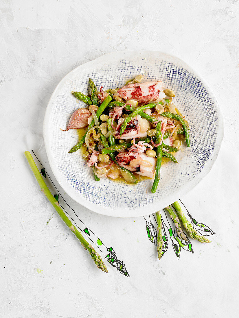 Squid with green asparagus and white beans