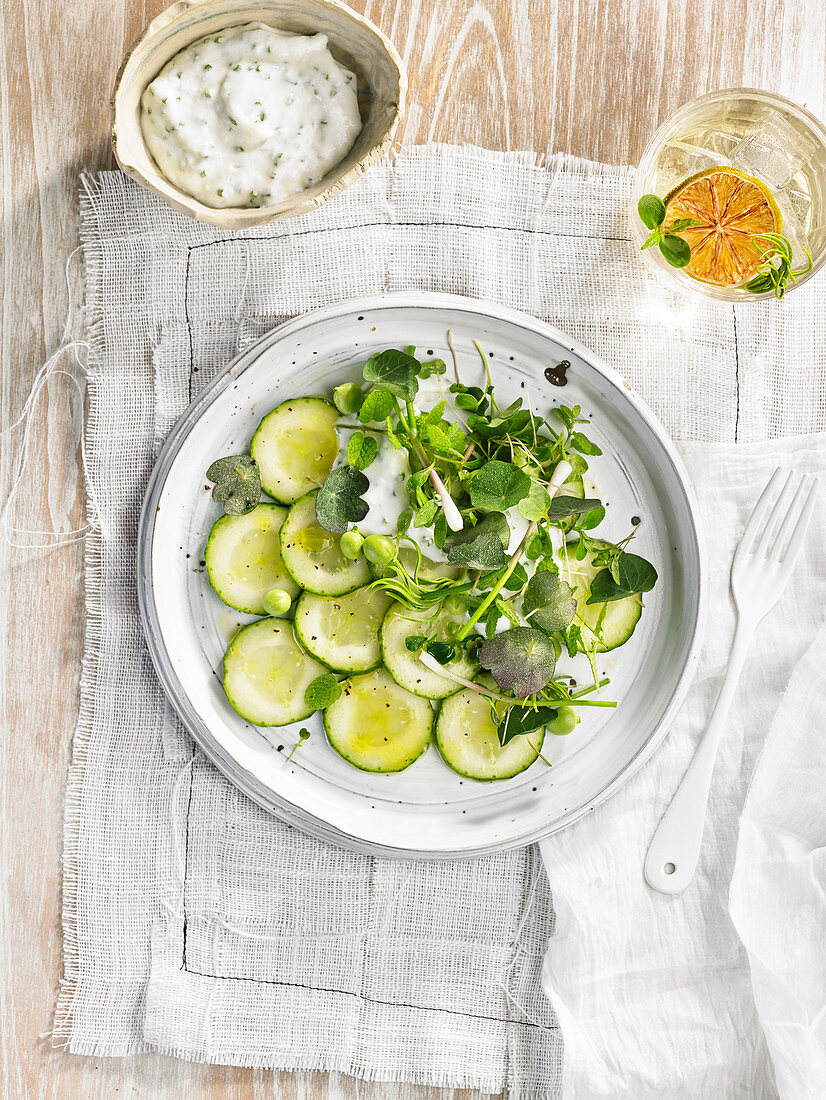 Gurkensalat mit weißer Sauce