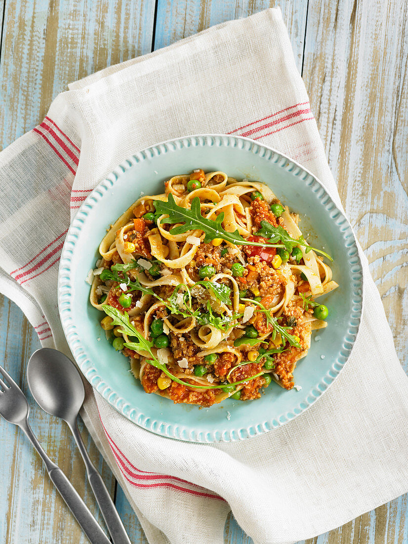 Ribbon noodles with seitan sauce and peas