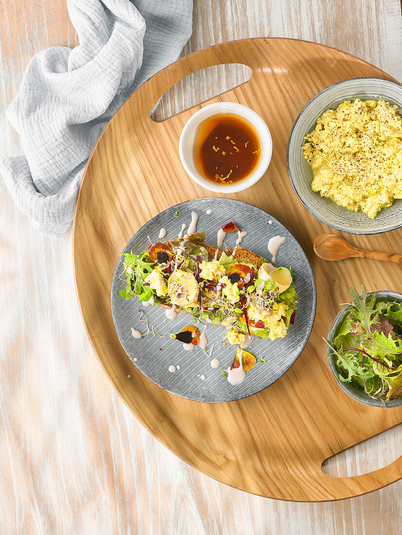 Vegetarisches Frühstück mit Rührei und Blattsalat