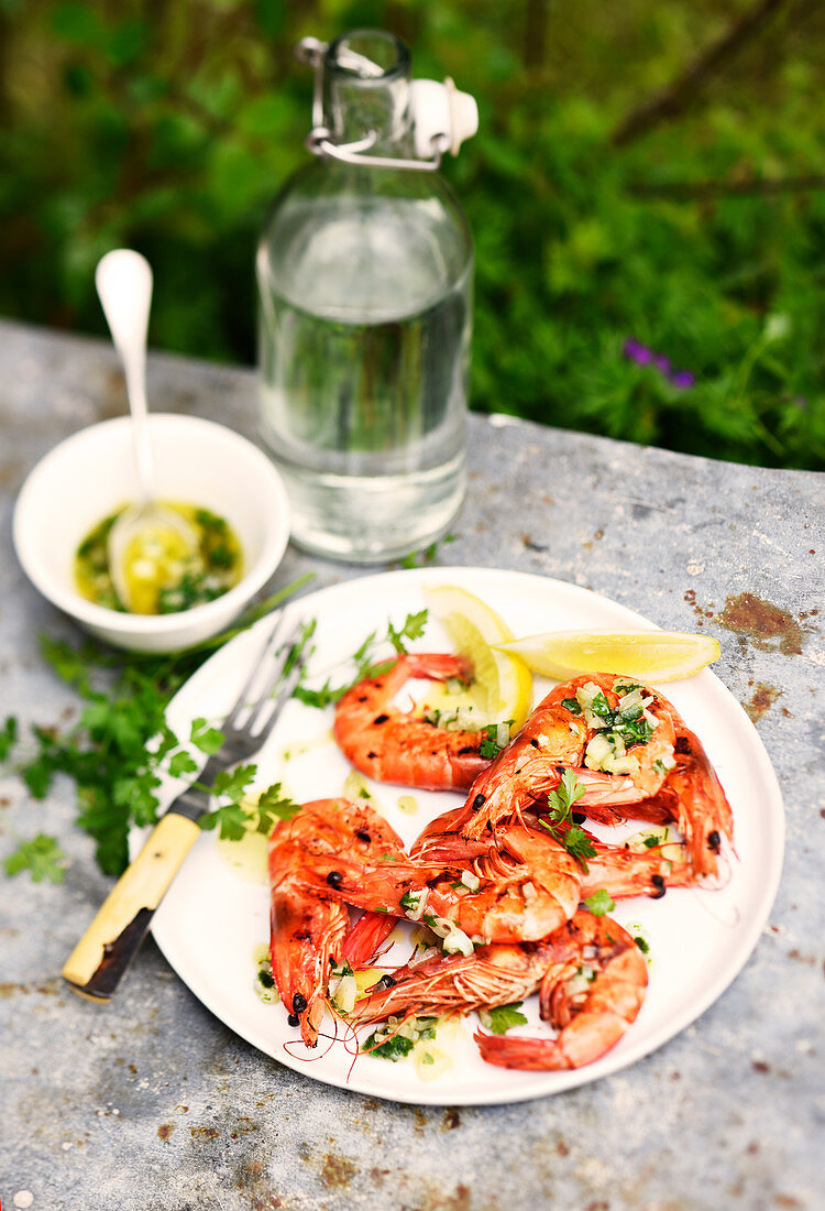 Garnelen vom Plancha-Grill mit Petersilienbutter und Zitronenspalten