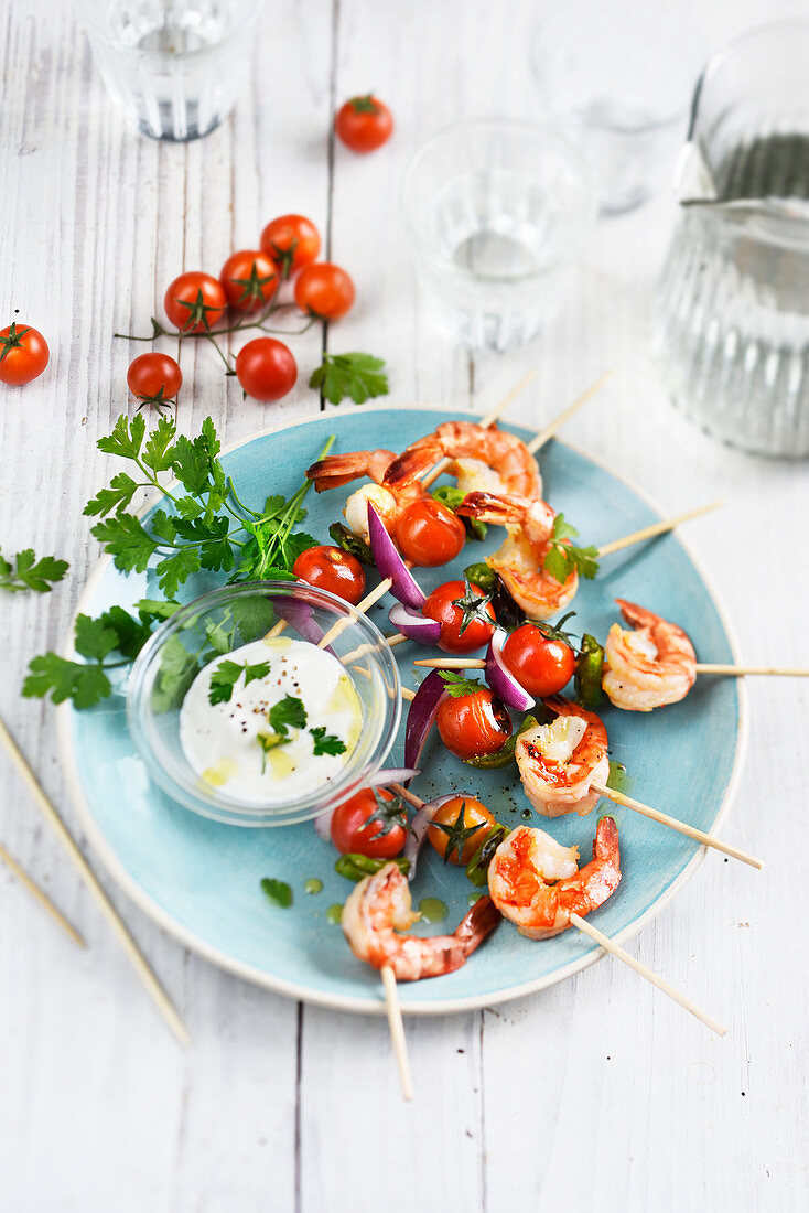 Small spicy prawn skewers with yoghurt sauce