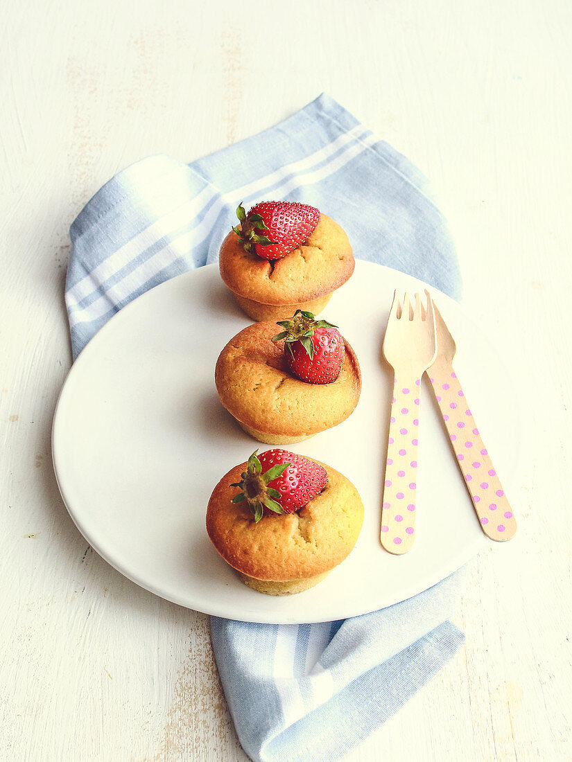 Small strawberry cakes