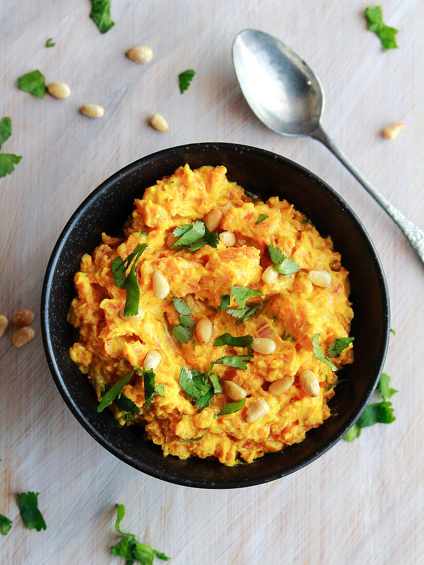 Carrot spread with curry and coriander