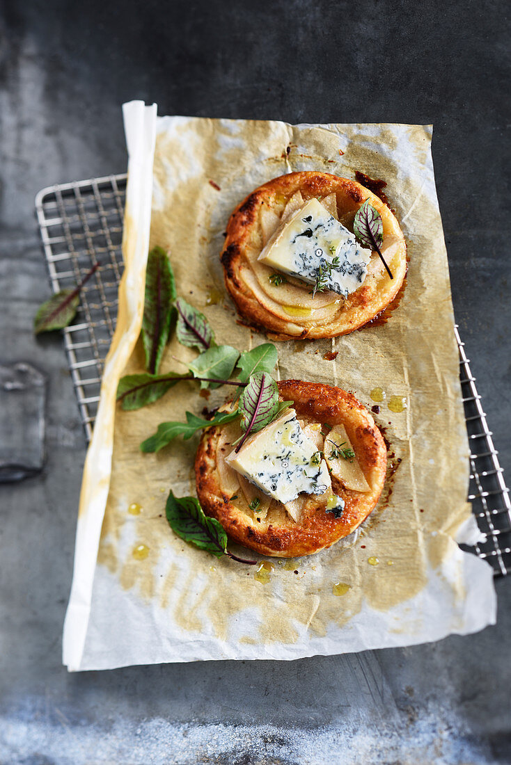 Dünne Birnentörtchen mit Gorgonzola