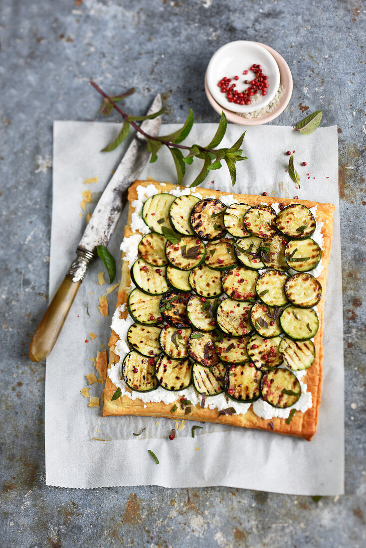 Puff pastry tart with goat cheese, courgette, mint and red peppercorns