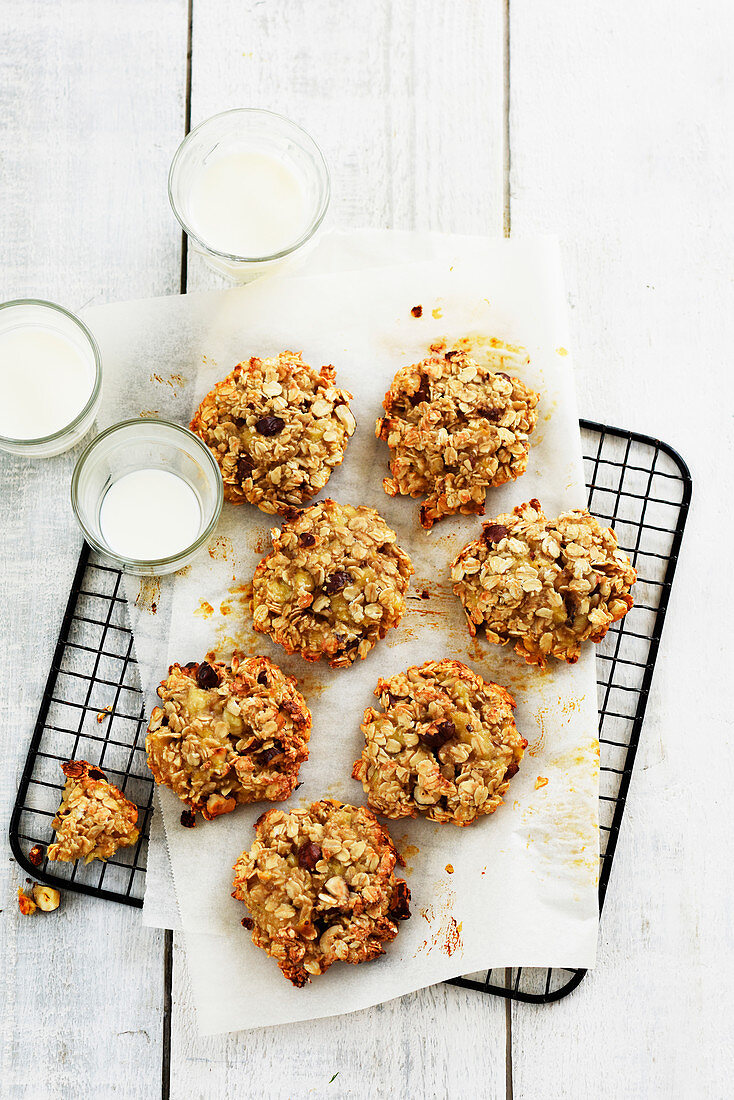 Oatmeal biscuits with bananas and hazelnuts