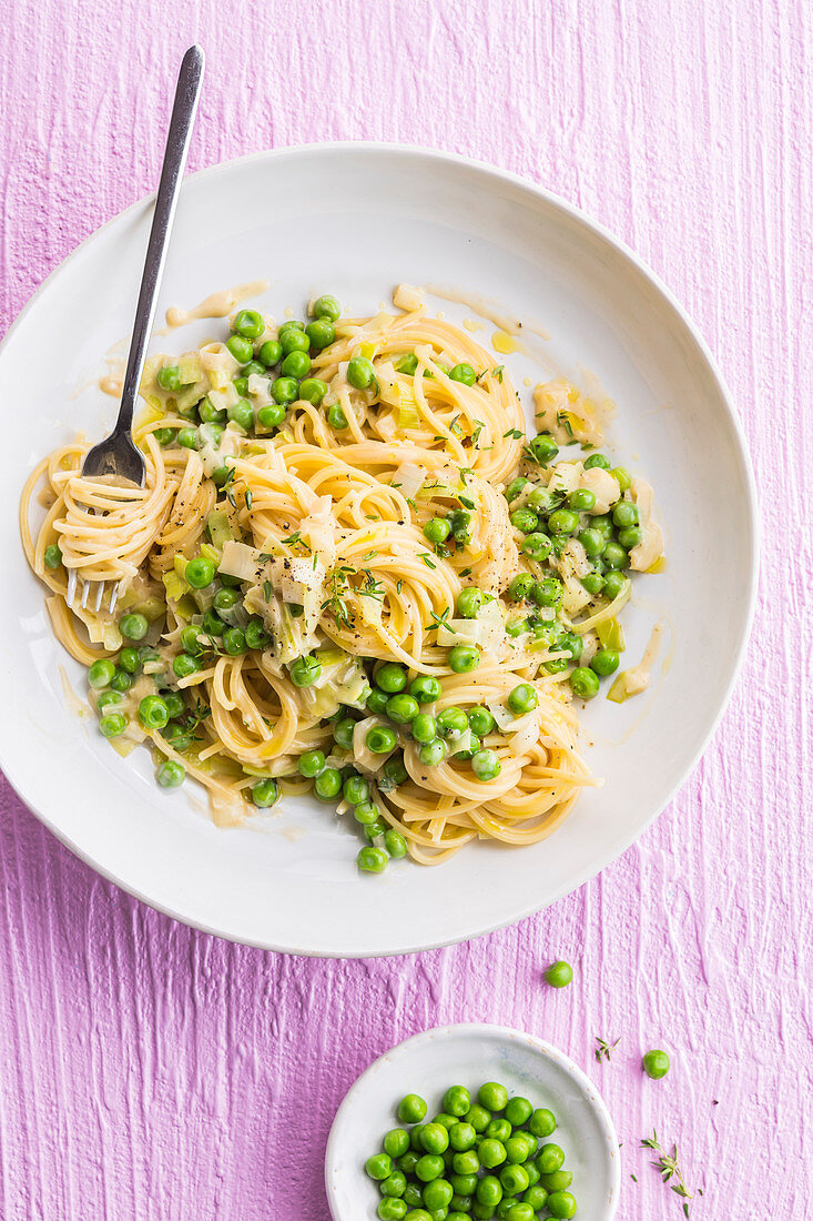 Spaghetti with peas, lemons and thyme