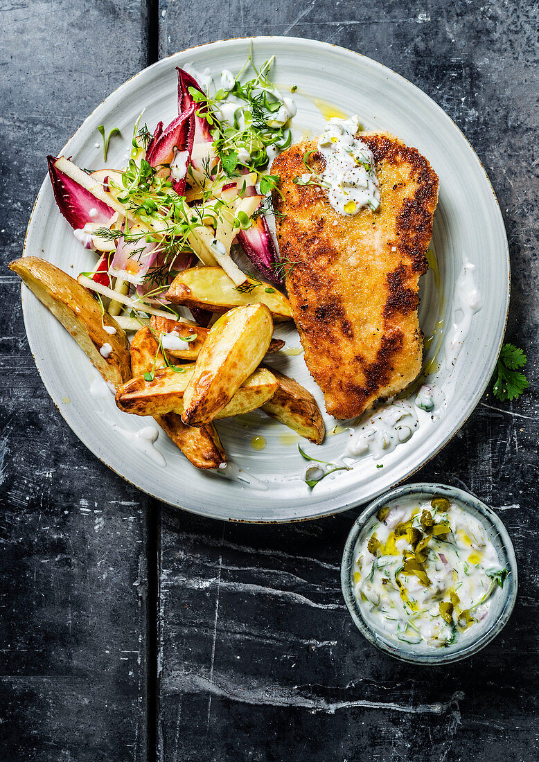 Fish and Chips mit Salatbeilage