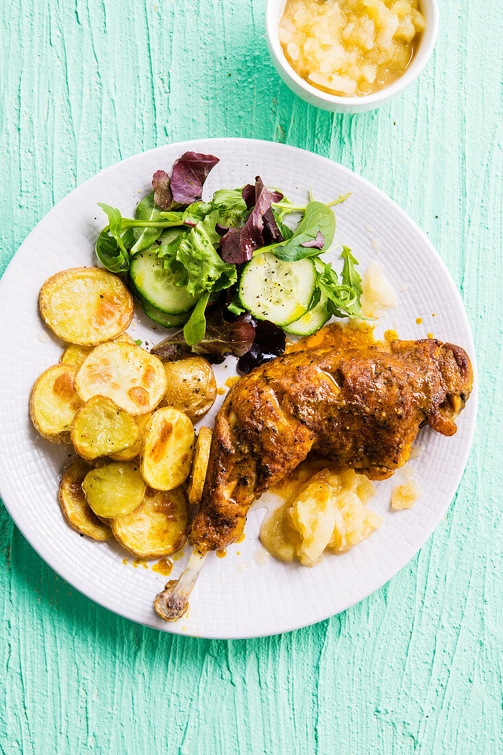 Brathähnchen mit Bratkartoffeln und Apfelsauce