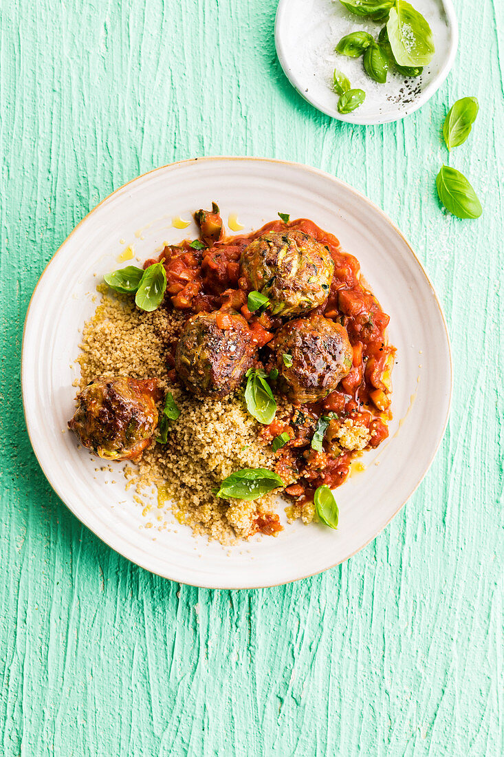 Wholemeal couscous with meatballs and tomato sauce