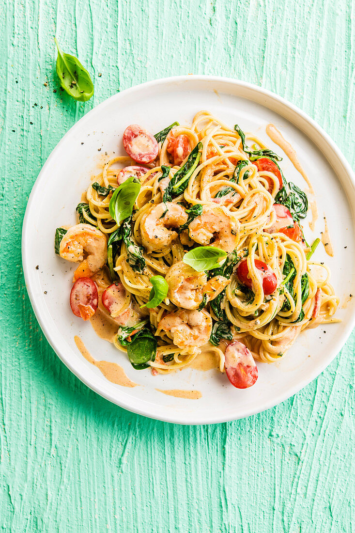 Spaghetti with prawns, spinach and garlic sauce