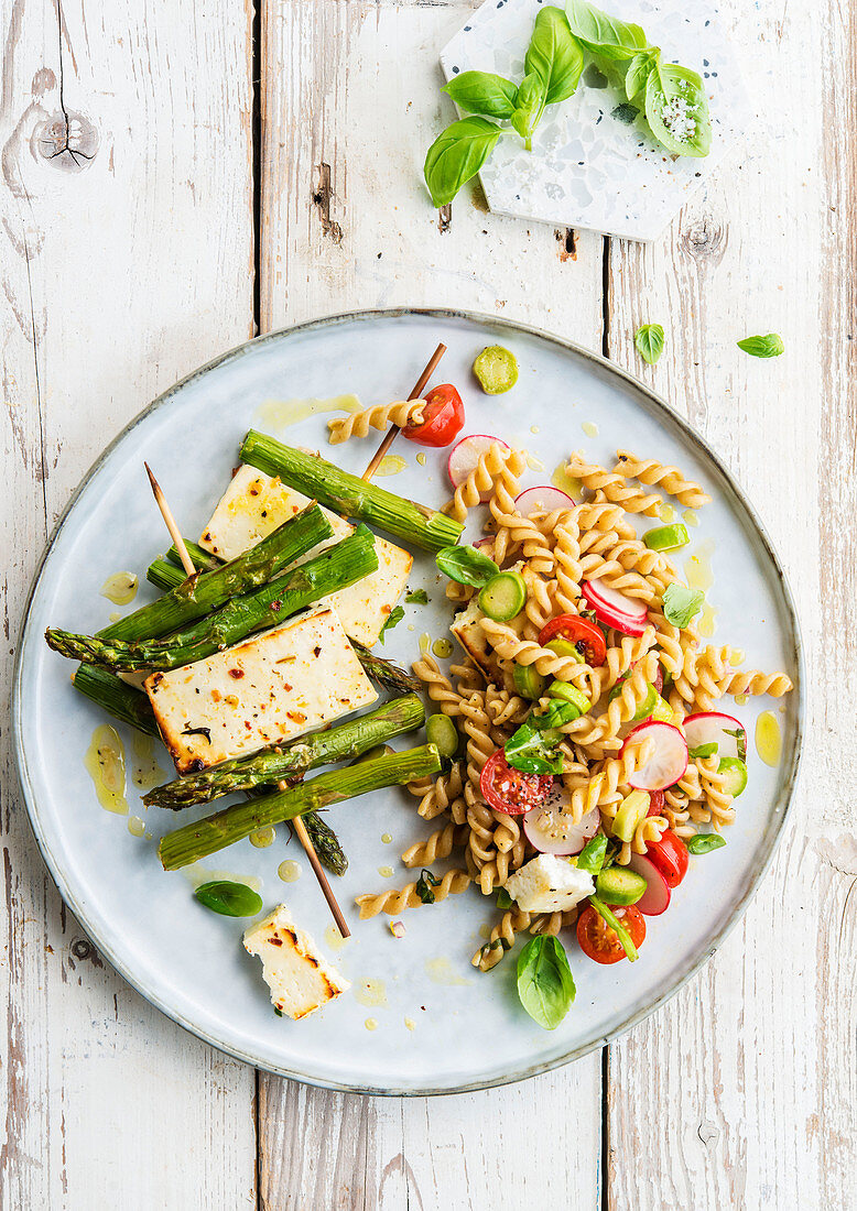 Grilled halloumi skewers with green asparagus served with pasta salad
