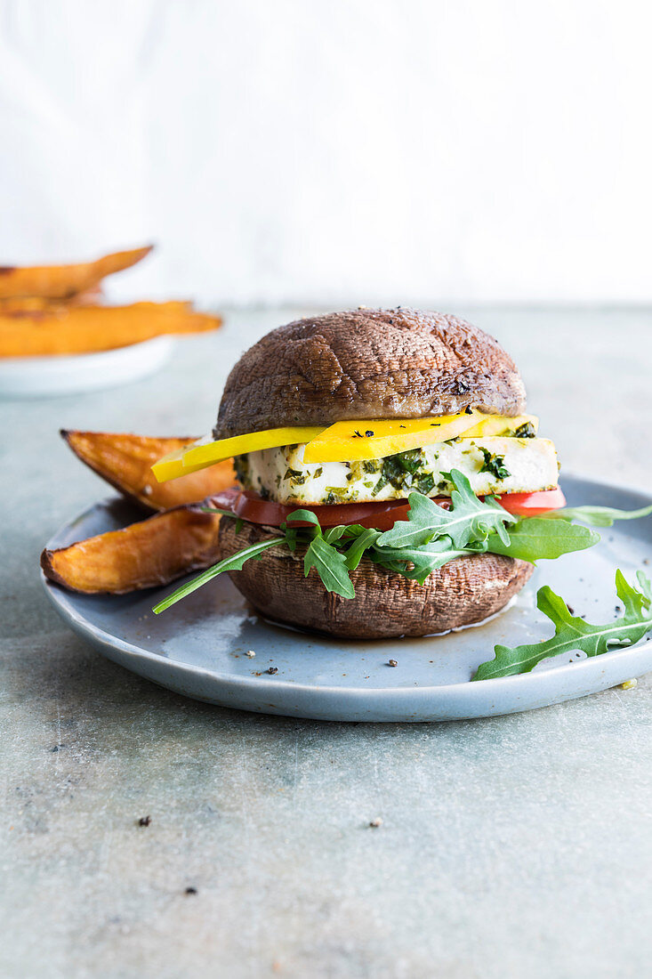 Portobello-Burger mit Paneer und Mango dazu Süßkartoffel-Pommes